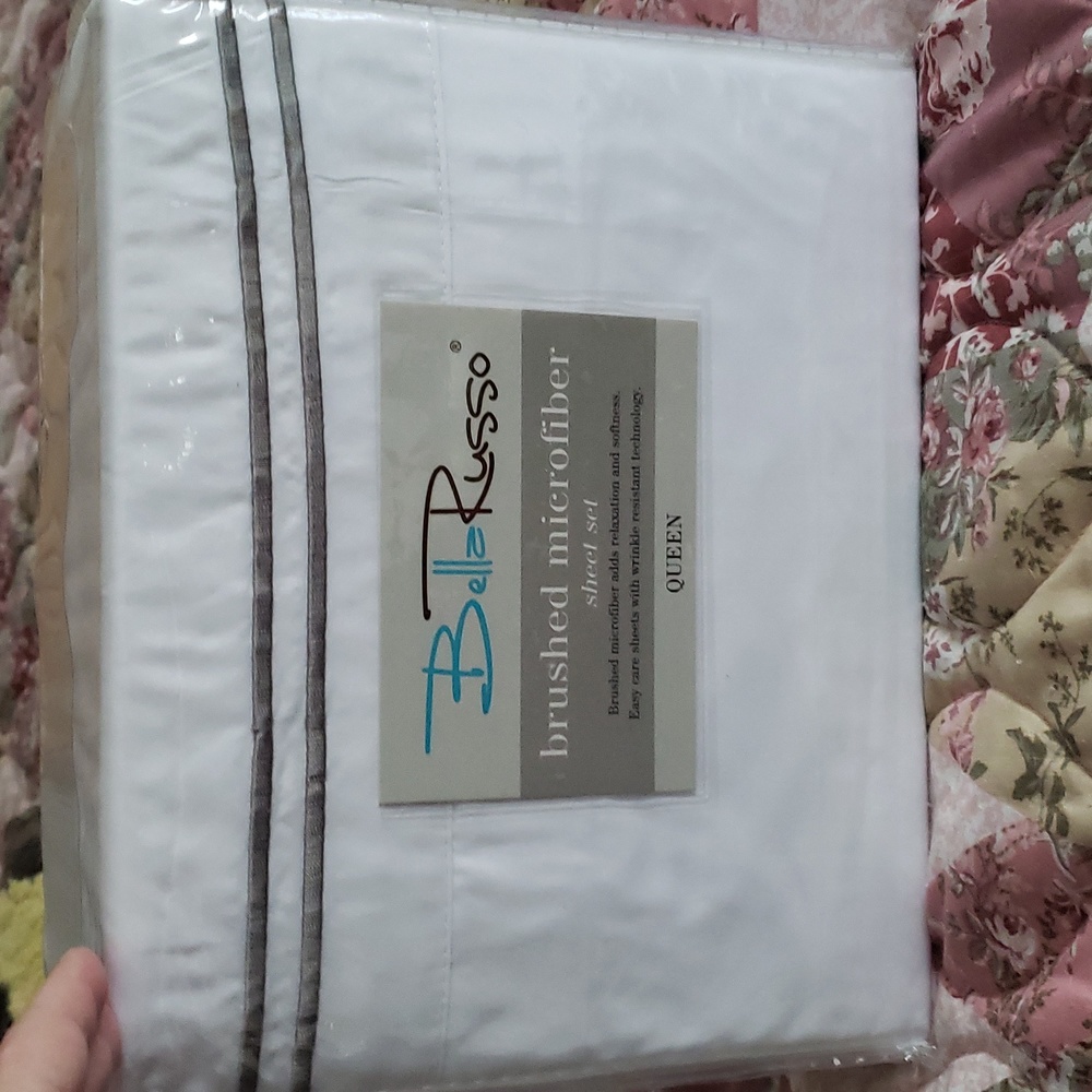 COPY - NIP Bella Russo Queen Microfiber Sheet Set